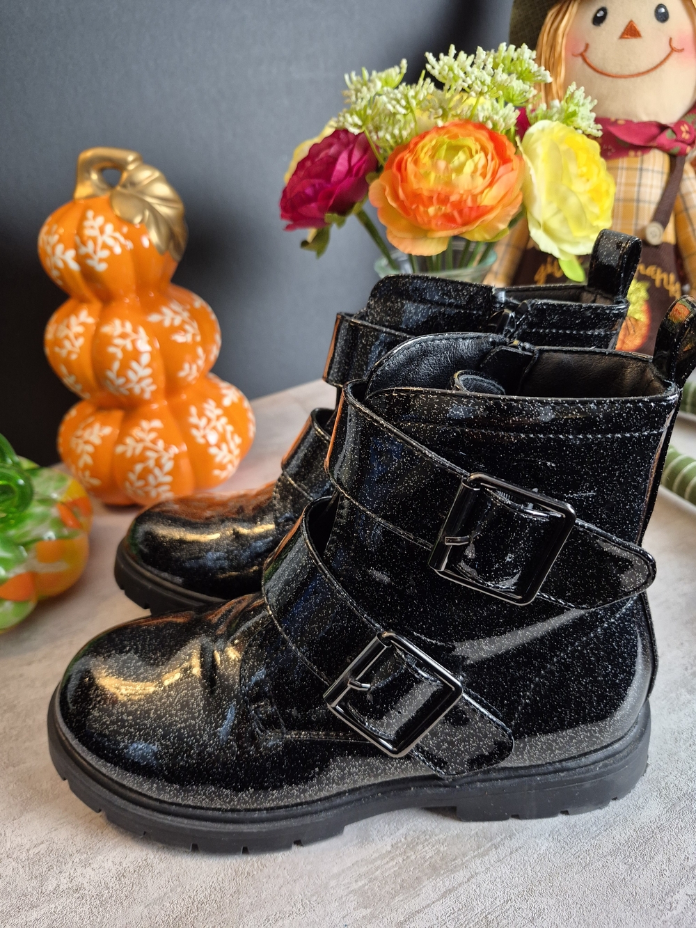 Dream Pairs! Girls. Black Glitter Buckle Boots.New. Size 2